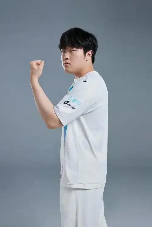 关于Rookie新星晋级下一阶段表现突出，巴黎圣日耳曼前途光明！赛场气氛高涨的信息