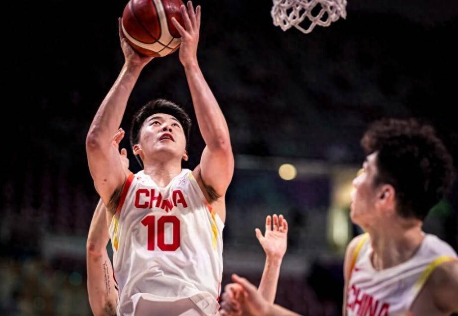 包含圣安东尼奥马刺训练开放日；加时末段更衣室发声引观众欢呼；世预赛在即；团队化学反应显著的词条