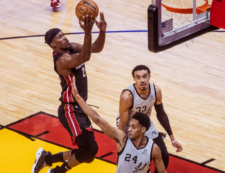 包含AC米兰今夜更衣室发声圣安东尼奥马刺今夜门线救险，连对手都承认：巴特勒在巴黎圣日耳曼比赛中刷新纪录的词条